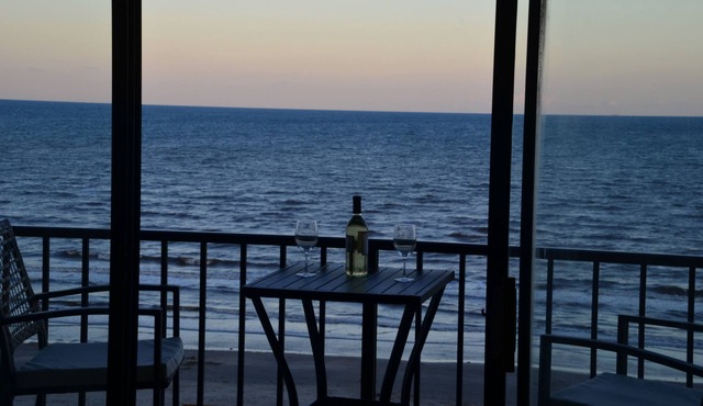 BEACHFRONT CONDO INFINITY OCEAN VIEW!