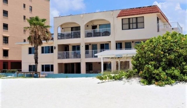 Beachy Relaxing Condo, Steps to Beach, Pool, Grill