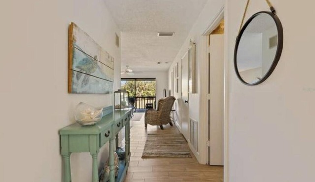 Beautiful 2 bdrm, 2 Bath, condo located in Sunny Sarasota. 20 minutes to beach!