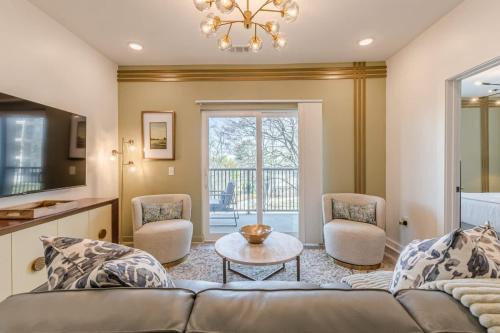 Beautiful 2B2B Condo with Free Street Parking 525Pkwy101