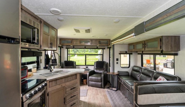 Beautiful 32' RV located in south Chicago suburb