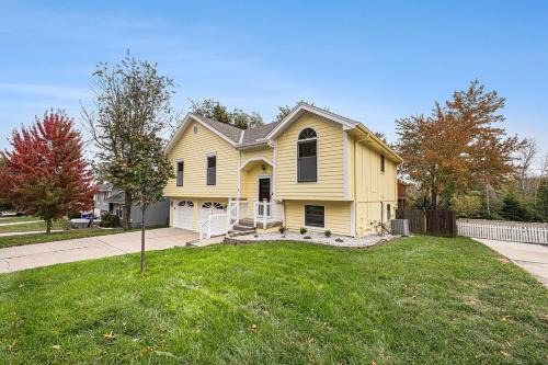 Beautiful 4-bed, 3-bath Lees Summit Cottage