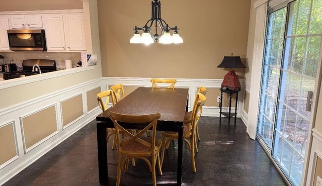 Beautiful and cozy townhome in delightful Duluth!