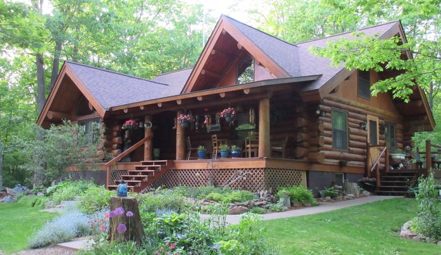 Beautiful, Authentic Log Cabin Home, Complete With All of the Classic Luxuries.