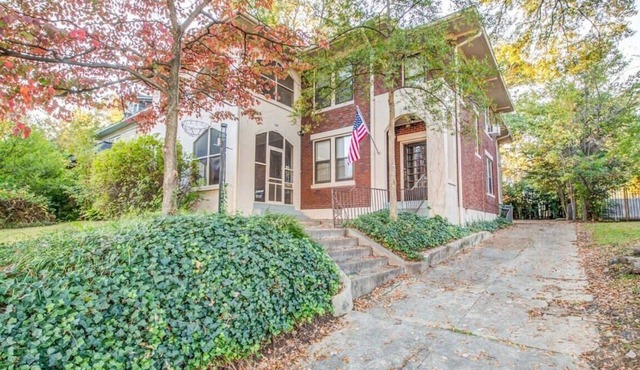 Beautiful Brick Patio, 2-Units! Bluemoon Bungalow
