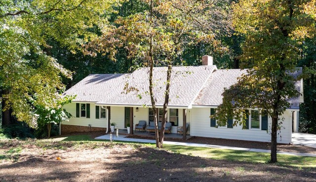 BEAUTIFUL BUNGALOW - SHORT WALK TO DT ALPHARETTA 3BR/2BR