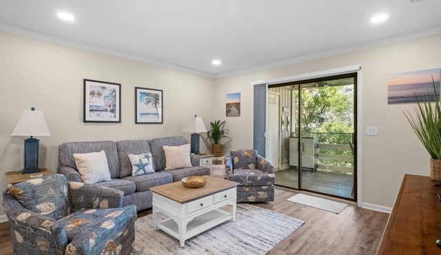 Beautiful Condo-Pool Hot Tub Tennis Walk to Beach!