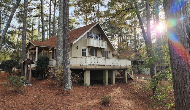 Beautiful family friendly 4 bedroom Resort Chalet with Fireplace
