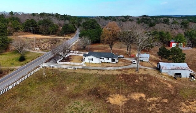 Beautiful farmstay minutes from I-65 and Smith Lake. Plenty of boat parking