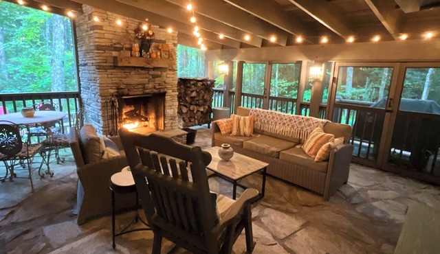 Beautiful Highlands cabin! 8 min to town-Pet friendly-lots of outdoor space