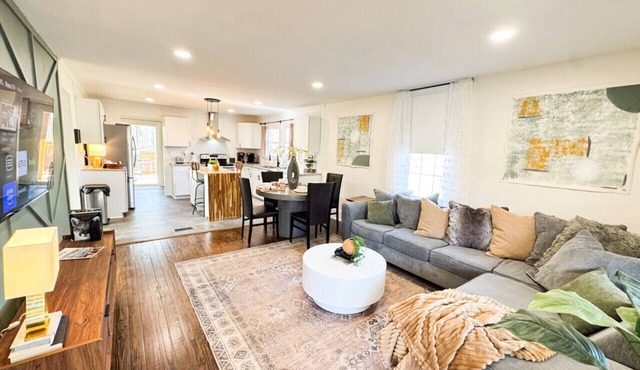 Beautiful Home minutes from Downtown & BMW