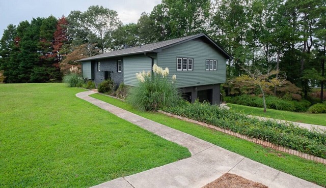 Beautiful Home near South Keowee `Sparrow’s Haven`