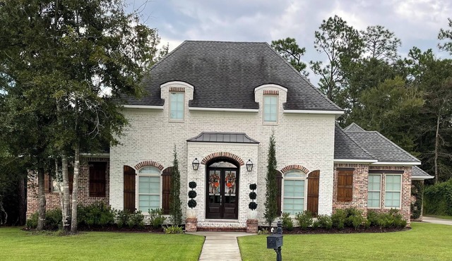 Beautiful home w pool and jacuzzi, nestled in upscale neighborhood