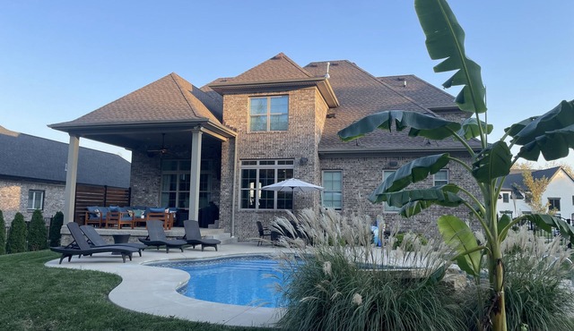 Beautiful home with pool & home gym! Just 20 min to Ky Derby & Downtown!