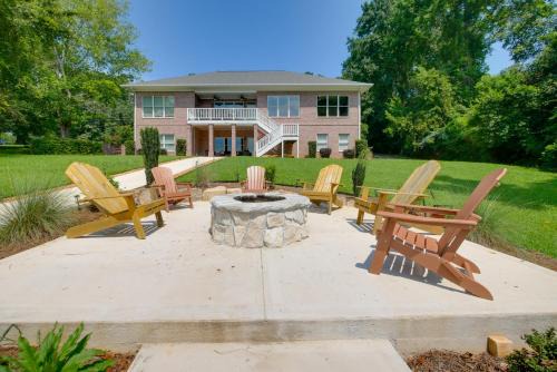 Beautiful Lake Sinclair Retreat w/Dock & Deck!