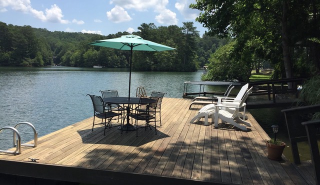 Beautiful Lakefront Home on Lake Arrowhead/2 full kitchens, 2 primary bedrooms