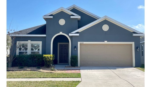 Beautiful large & comfortable new home-convenient location!