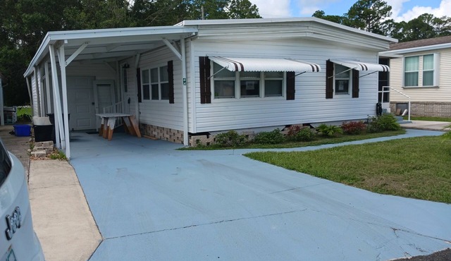 Beautiful modular home in scenic river complex.