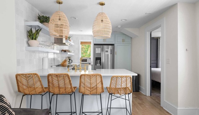 Beautiful Penthouse Condo Just Steps to King