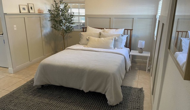Beautiful Private Costal Cottage -10 minutes from prestigious beaches & downtown