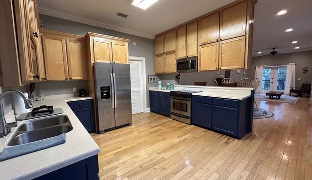 Beautiful, spacious 2rd floor apartment in the Darien historic district.