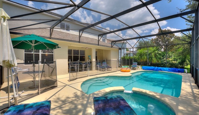 Beautiful Villa, Private Pool facing SW, Spa, Games Room, 20 min from Parks.