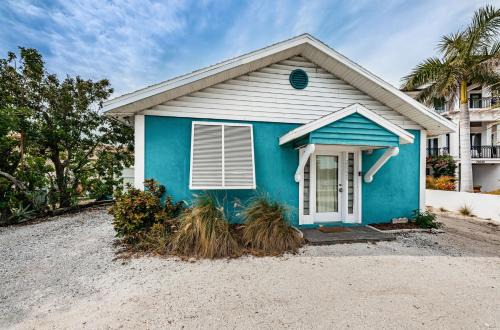 Beautiful Waterfront Beach Cottage. Sleeps 6