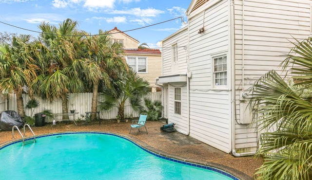 Beautifully Furnished 4Bed 2Bath with Sparkling Pool!