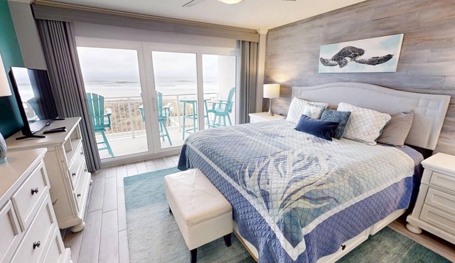 Beautifully renovated Master on Gulf Free round of Golf & Activities Daily!
