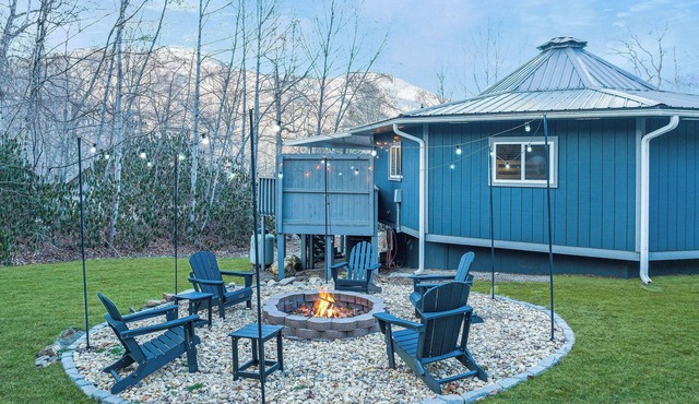 Beautifully Updated! Hot Tub, Fire Pit, Arcade, Dogs Ok! Heart of Maggie Valley
