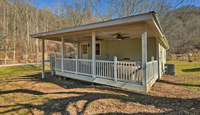 Best Getaway for 2 w/Own Creek & Hot Tub
