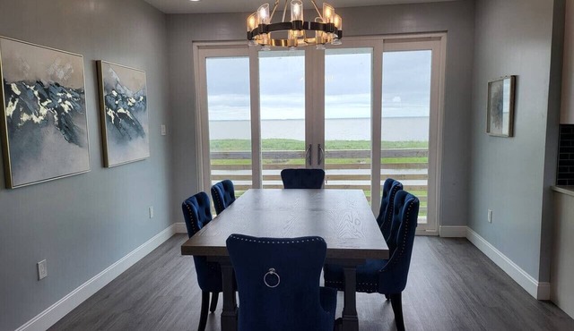 Between The Lakes! 5 Bedrooms