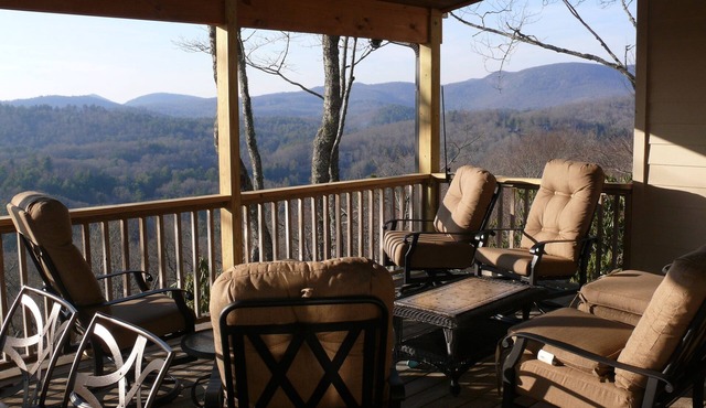 Big 180-degree Mtn View. Secluded, yet walk to Mainstreet