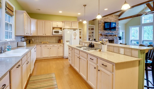 Big Canoe Resort Getaway w/Deck + Pool Access!