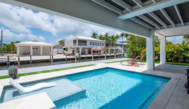 Big Pine Paradise: Beautiful Updated 4BR Canal Front Home, Pool, Dockage, Easy Gulf/Atlantic Access