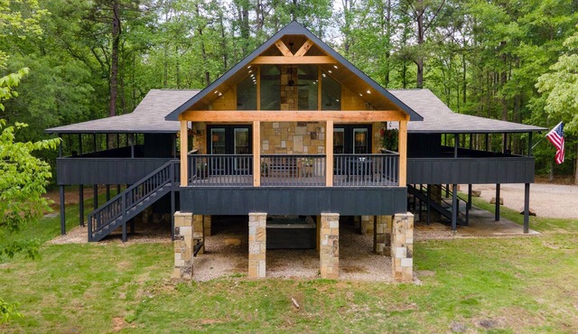 Black Bear Lodge 🐻 5 Private Acres + Hot Tub + Fishing + Games