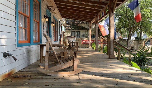 Blue Moon Guest House and Saloon