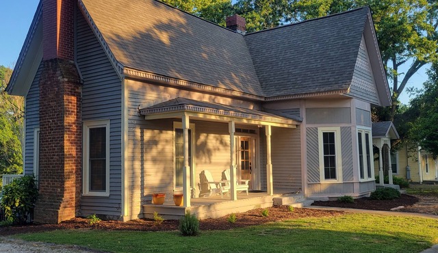 Blue Rose Bungalow: Downtown vibe. No AC. 1896 charm. Gym. Kitchen. Parking