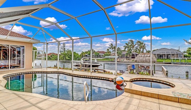 Blue Water 1022 Cape Coral Gulf Access Pool & Spa Home w/large Dock a. Tiki Hut