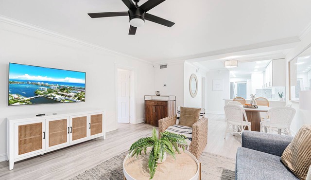 Boca Intracoastal Retreat: Pet Friendly, Walk to Beach, Pool & Gym