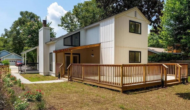 Brand New Classy Modern Home Rests on Beautiful Park and Lake