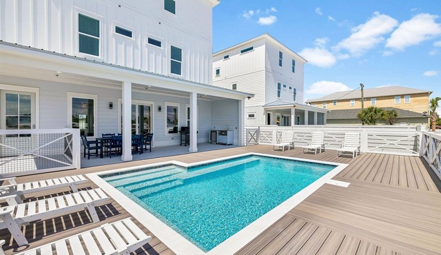 Brand New Gulf Views, Private Pool, Game Room, & Elevator Steps to Beach