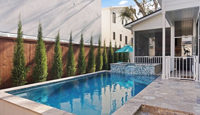 Brand New Home, Sleeps 10, Pool and Screened-in Porch with TV!