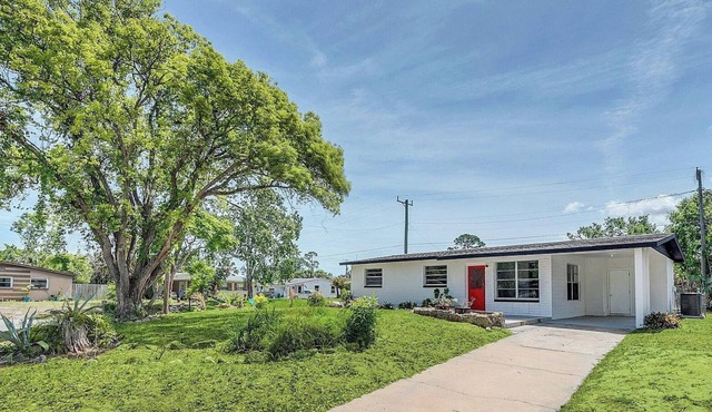Brand new inside corner house with a large screened patio and mins to beach