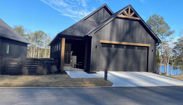 BRAND NEW! Luxurious Lakefront Property Perfect for Families & Friends!