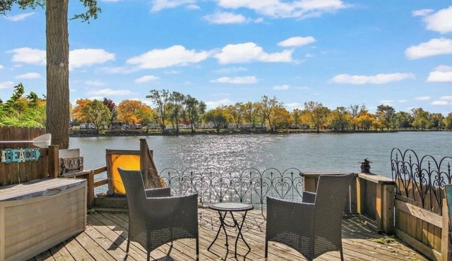 Breathtaking Lakefront Retreat- Manteno Lake House