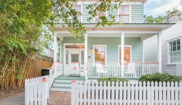 Bright Cottage w/Private Veranda, Pet Friendly, Parking by Lucky Savannah