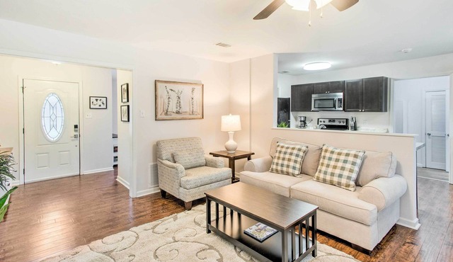 Bright Hinesville Home, 43 Mi to Savannah!