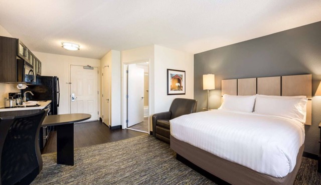 Bright Queen Studio Suite | Full Kitchen, BBQ, 6.8 mi to Pittsburgh Speedway