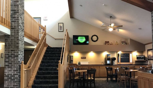 Budget-Friendly Getaway, Free Breakfast & Free Parking, Steps to Conway Park